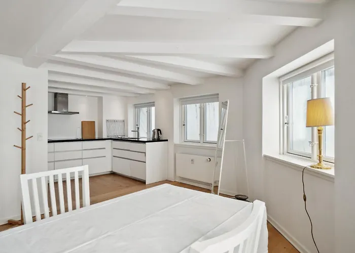 In Laksegade: 1br 300m From Kgs Nytorv *