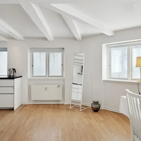 In Laksegade: 1br 300m From Kgs Nytorv *
