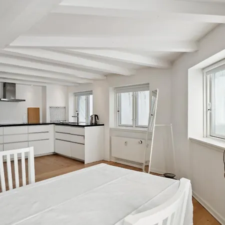 In Laksegade: 1br 300m From Kgs Nytorv *